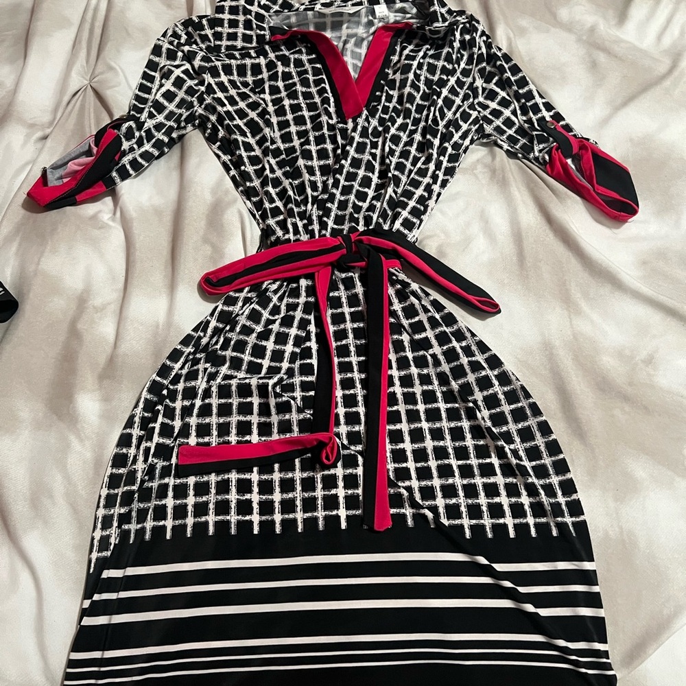 💗🖤🤍long sleeve Pink, White & Black v-neck stretchy dress🖤💗🤍